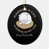 カーマは私の膝の上で鳴く猫なので私を愛している セラミックオーナメント (左)