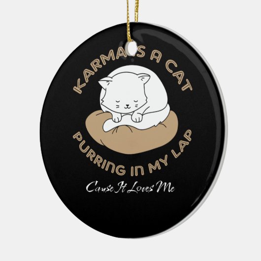 カーマは私の膝の上で鳴く猫なので私を愛している セラミックオーナメント (左)
