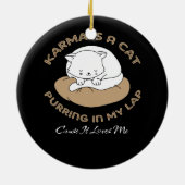 カーマは私の膝の上で鳴く猫なので私を愛している セラミックオーナメント (裏面)