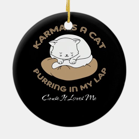 カーマは私の膝の上で鳴く猫なので私を愛している セラミックオーナメント (裏面)