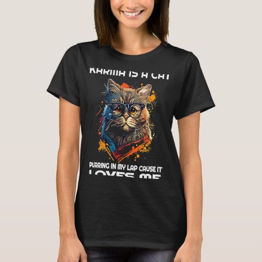 カーマは私の膝の上で鳴く猫なので私を愛している Tシャツ (正面)