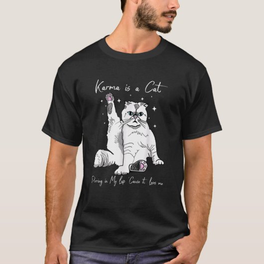 カーマは私の膝の上で鳴く猫なので私を愛している Tシャツ (正面)