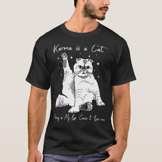 カーマは私の膝の上で鳴く猫なので私を愛している Tシャツ (正面)