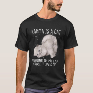 カーマは私の膝の上で鳴る猫の愛 Tシャツ