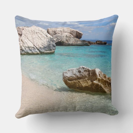 カーラMarioluのビーチ、サルジニアの装飾用クッション クッション (裏面)