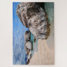 カーラMarioluの大きい石はサルジニアの島で浜に引き上げます