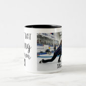 カーリングするママの生活写真 パーソナライズド リビング ツートーンマグカップ (中央)