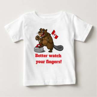 カーリングをするビーバーと旗 ベビーTシャツ