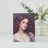 カーリーパープルヘアーポストカードを持つ女性 ポストカード (スタンド正面)