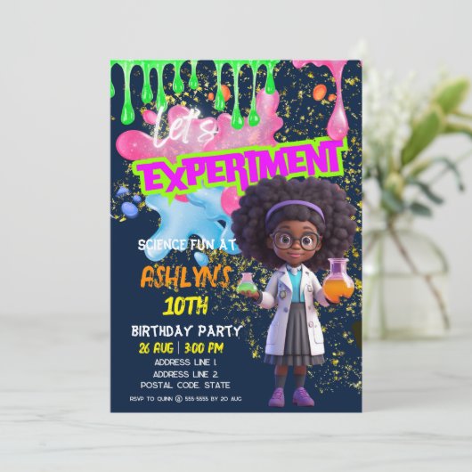 カーリーヘアガールサイエンティストおもしろい誕生日 招待状 (スタンド正面)