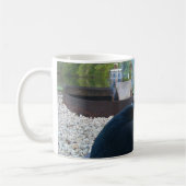 カールされた小犬 コーヒーマグカップ (左)