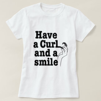カールとスマイルTシャツがある Tシャツ