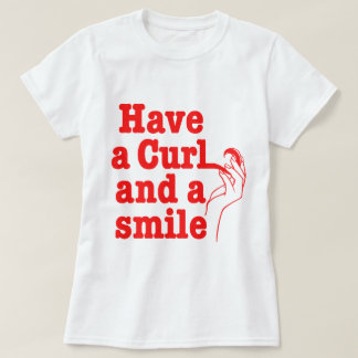 カールとスマイルTシャツがある Tシャツ