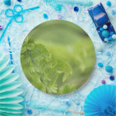 カールのシダの葉、緑の草木は、背景をぼやけました ペーパープレート (パーティー)