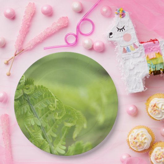 カールのシダの葉、緑の草木は、背景をぼやけました ペーパープレート (パーティー)