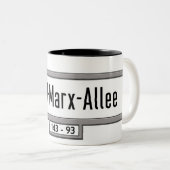 カールマルクスAlleeのベルリンの道路標識 ツートーンマグカップ (正面右)