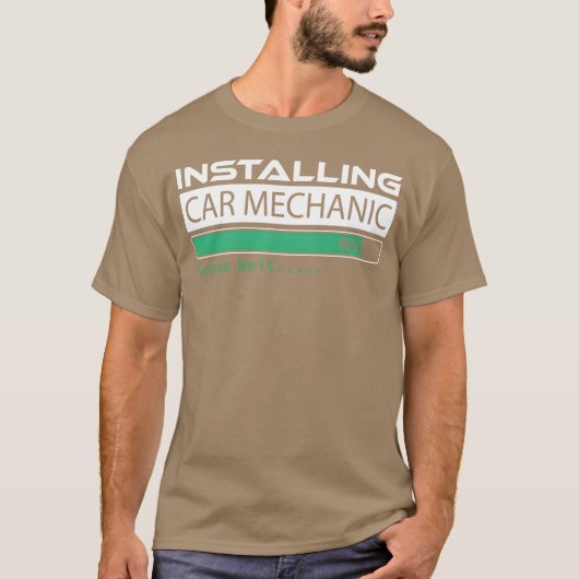 カー整備士インストール中 お待ちください Car Mechanic v Tシャツ (正面)