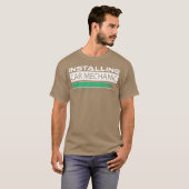 カー整備士インストール中 お待ちください Car Mechanic v Tシャツ (正面フル)