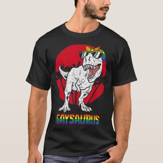 ガイサウルス恐竜レズビアンTRex LGBTQレインボーゲイ Tシャツ (正面)
