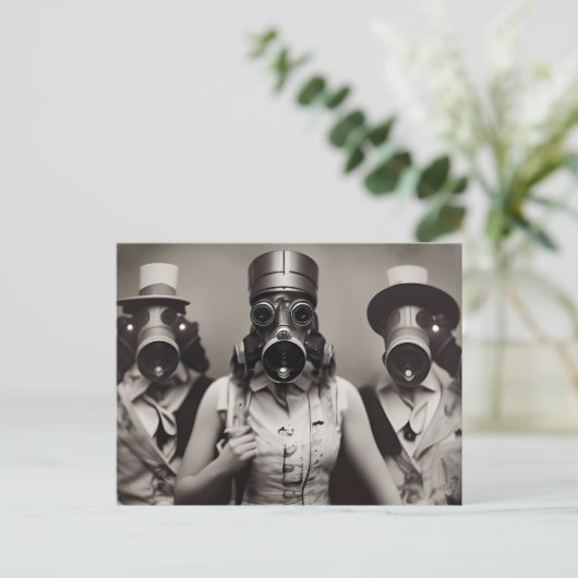 ガスマスクはがき内の女性 ポストカード (スタンド正面)