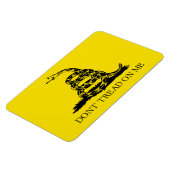 ガズデン旗（らつるすなわぎ）: 戦え、抵抗しろ マグネット (左側)