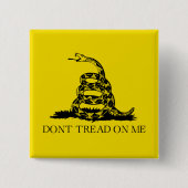 ガズデン旗（らつるすなわぎ）: 戦え、抵抗しろ 缶バッジ (正面)