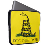 ガズデン旗 (蛇の旗, Don't Tread on Me) ラップトップスリーブ (正面右)