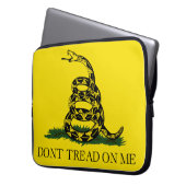 ガズデン旗 (蛇の旗, Don't Tread on Me) ラップトップスリーブ (正面左)
