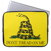 ガズデン旗 (蛇の旗, Don't Tread on Me) ラップトップスリーブ (正面)