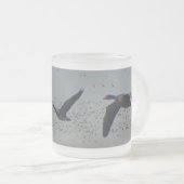 ガセ飛んでいるの曇りガラス製マグカップ フロストグラスマグカップ (正面右)