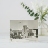 ガソリンスタンドに駐車された車 ポストカード (スタンド正面)