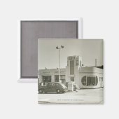 ガソリンスタンドに駐車された車 マグネット (正面/裏面)