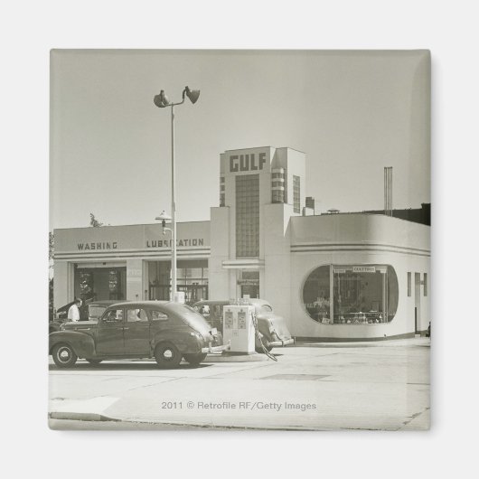 ガソリンスタンドに駐車された車 マグネット (正面)