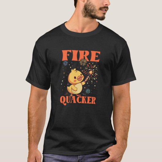 ガチョウおもしろいダックの火のクッカースウェアで花火 Tシャツ (正面)