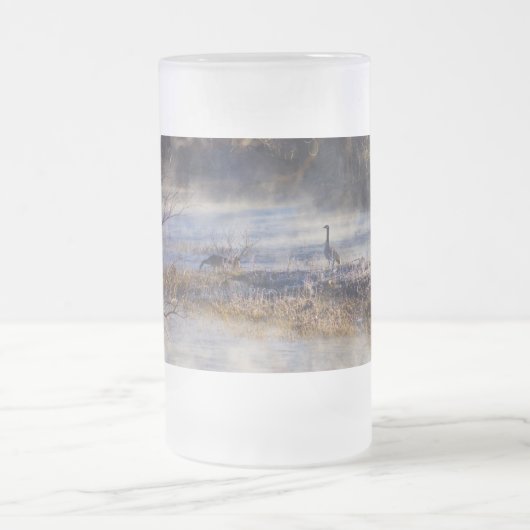 ガチョウが泡立てガラスのビアマグを休憩に話す フロストグラスビールジョッキ (中央)