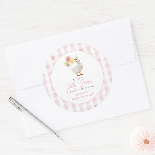 ガチョウ間抜けピンクのギンガムガールベビーシャワー ラウンドシール (封筒)
