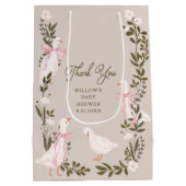 ガチョウ間抜けピンクボーガールベビーシャワー抱き枕 ミディアムペーパーバッグ (裏面)