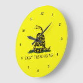 ガッズデン国旗が私を踏みつけない ラージ壁時計 (傾斜)