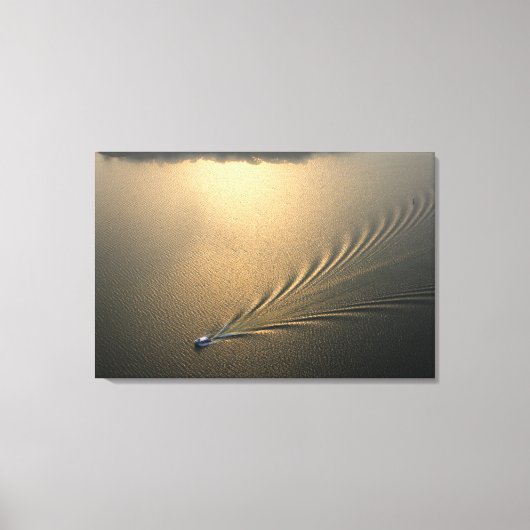 ガトゥンパナマ湖のボートの空中画像 キャンバスプリント (正面)