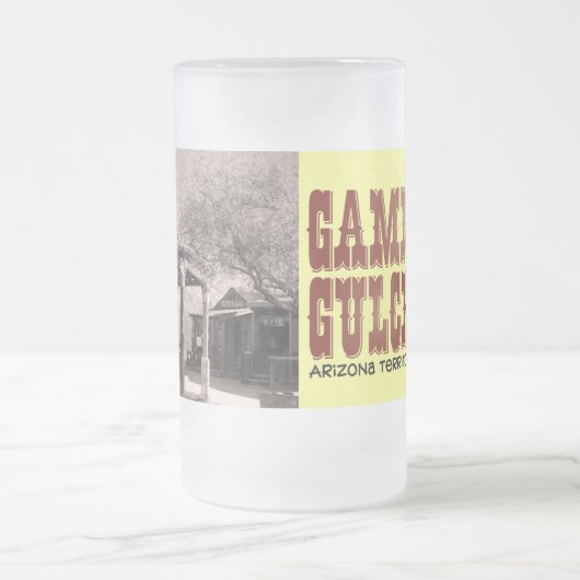 ガモンの渓谷の大広間によって曇らされるマグ フロストグラスビールジョッキ (中央)