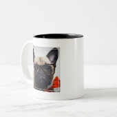 ガラスおよびちょうネクタイを持つフレンチ・ブルドッグ ツートーンマグカップ (正面左)