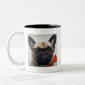 ガラスおよびちょうネクタイを持つフレンチ・ブルドッグ ツートーンマグカップ (左)