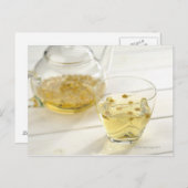 ガラスのティーポットとカップを持つハーブティー ポストカード (正面/裏面)