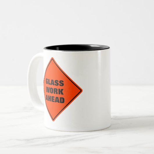 ガラスの作業の前にクラシックオレンジの注意ロードの標識 ツートーンマグカップ (正面左)