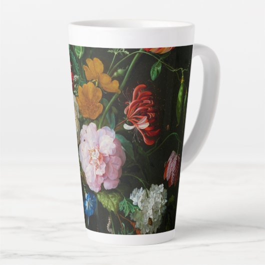 ガラスの花瓶で花を飾る静物詩 カフェラテマグ (右アングル)