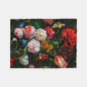 ガラスの花瓶で花を飾る静物詩 フリースブランケット (正面(横))