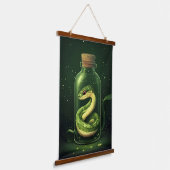 ガラスびんの中に魔法をかけられたヘビ 吊り下げ型タペストリー (傾斜あり)