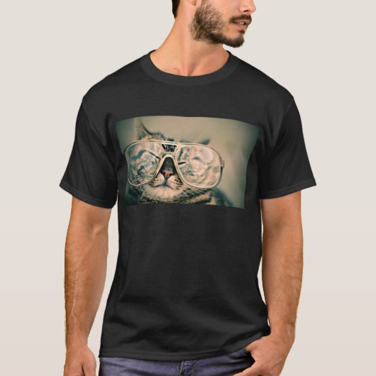 ガラスを持つおもしろいな猫 Tシャツ (正面)
