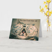 ガラスを持つ猫: おもしろいなバースデー・カード カード (黄色い花)