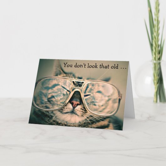 ガラスを持つ猫: おもしろいなバースデー・カード カード (正面)